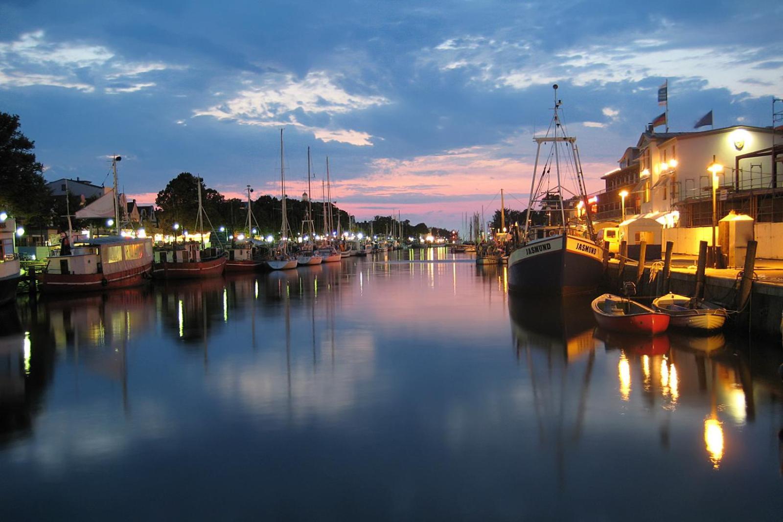 Ferienhaus Am Yachthafen, Moewe Apartment Rostock Bagian luar foto